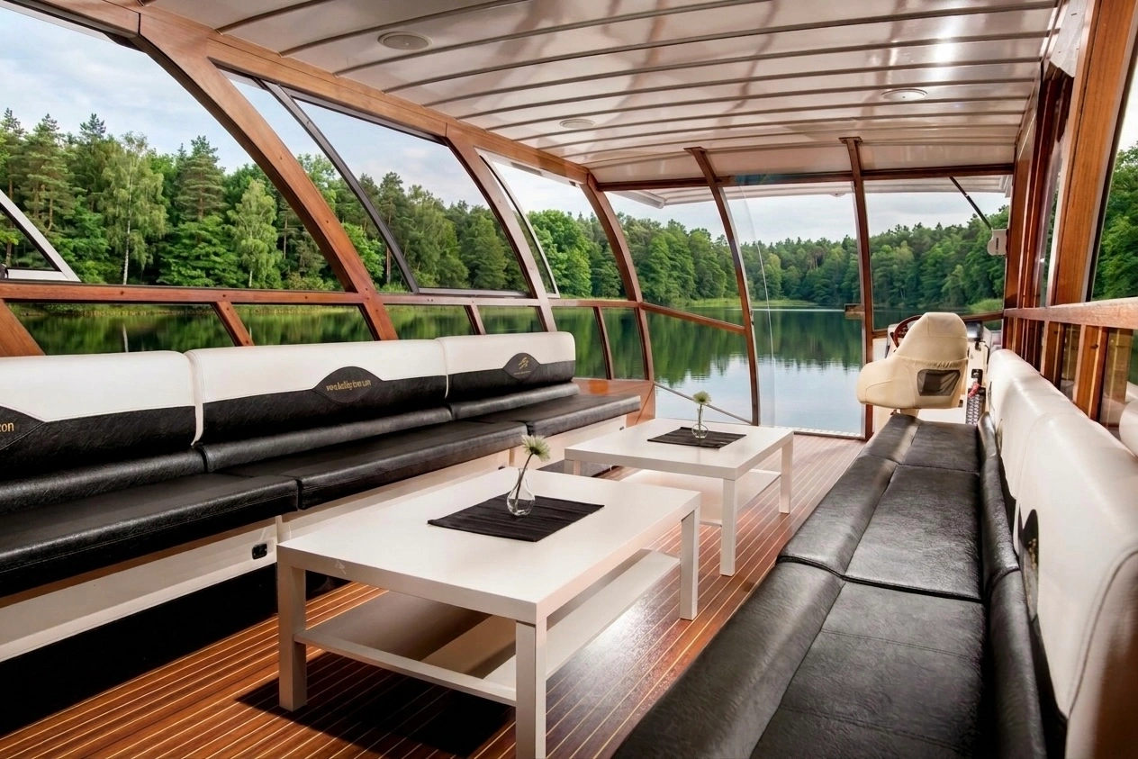 Salon katamaranu Holiday Boat — komfortowe siedziska z widokiem na jezioro