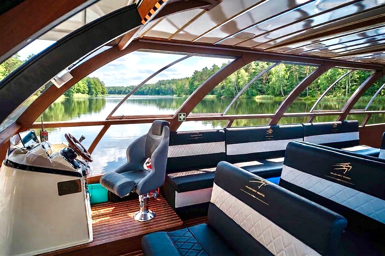 Sterownia katamaranu Holiday Boat z panoramicznym widokiem na wodę